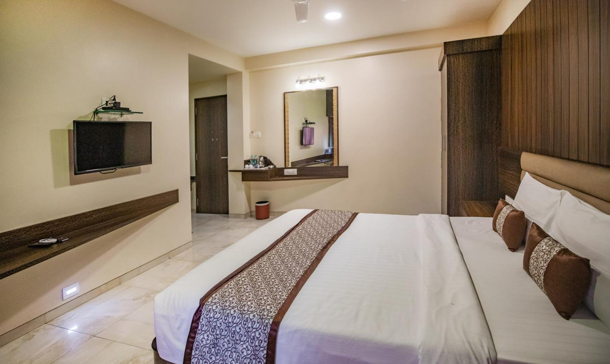 Hotel 24 Seven Nashik Exterior photo